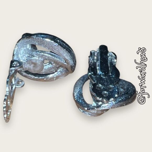 Vintage Silver Tone Clip On Earrings - Picture 3 of 12